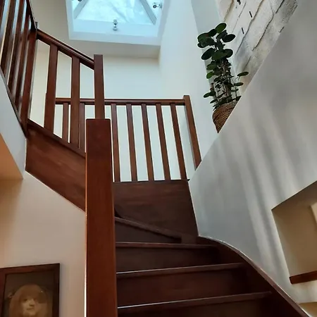 Duplex Avec Cour Exterieure Centre *